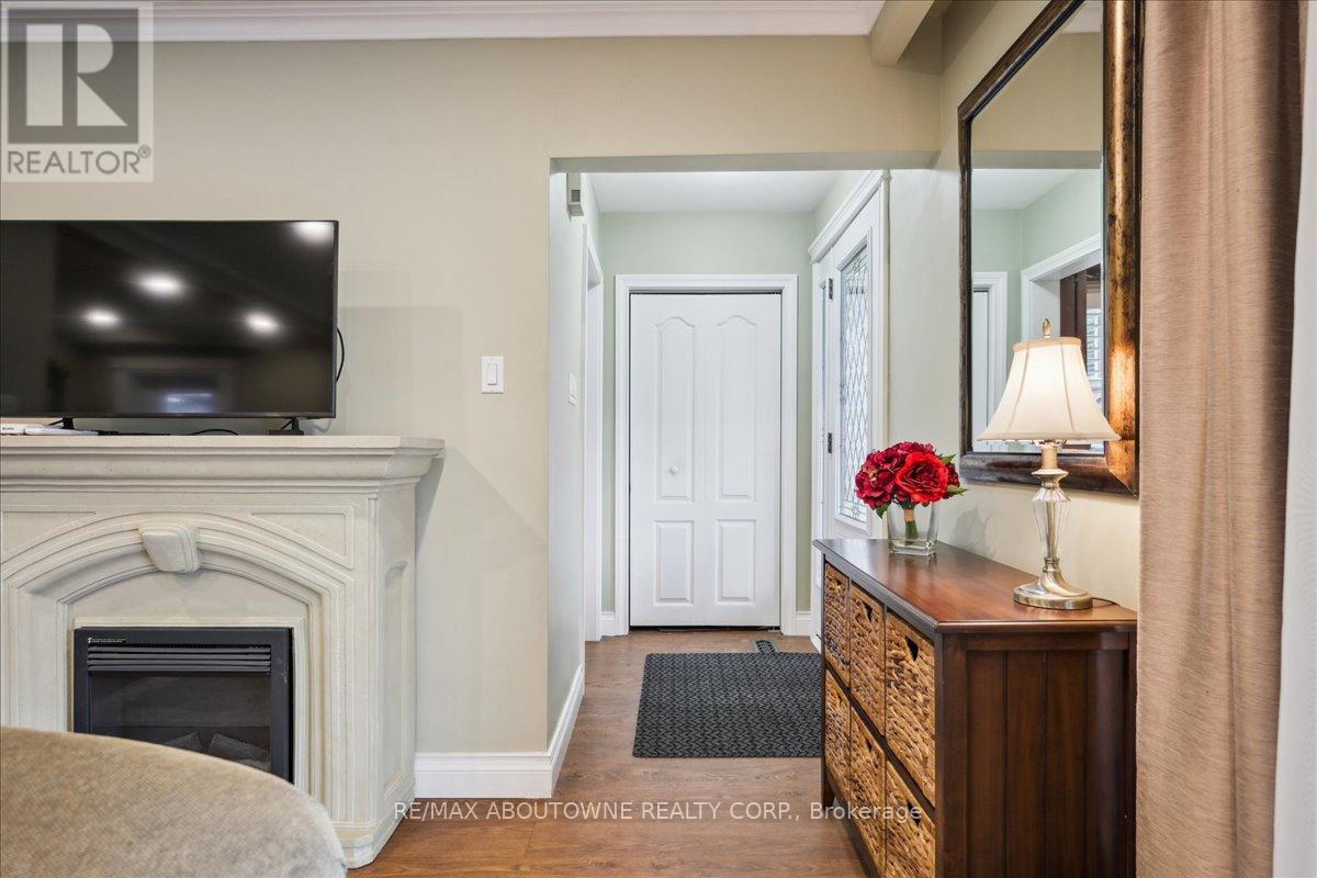 2033 Saxon Road, Oakville, Ontario  L6L 2V1 - Photo 5 - W12822550