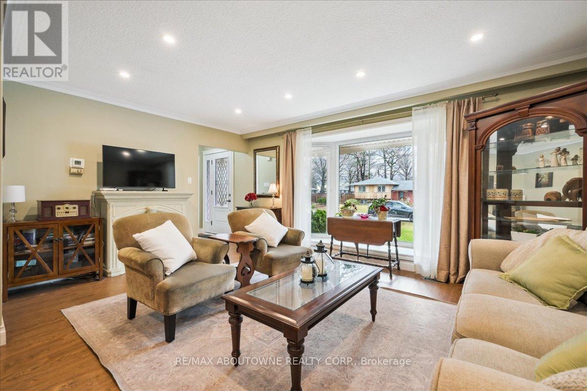 2033 Saxon Road, Oakville, Ontario  L6L 2V1 - Photo 8 - W12822550