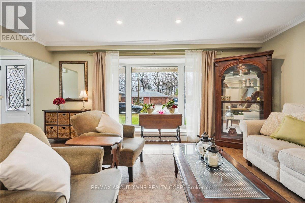 2033 Saxon Road, Oakville, Ontario  L6L 2V1 - Photo 9 - W12822550