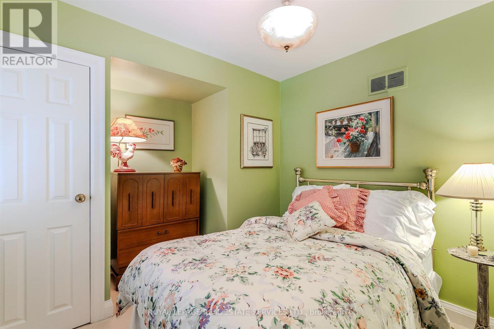 14 Riverside Crescent, Toronto, Ontario  M6S 1B6 - Photo 20 - W12822732