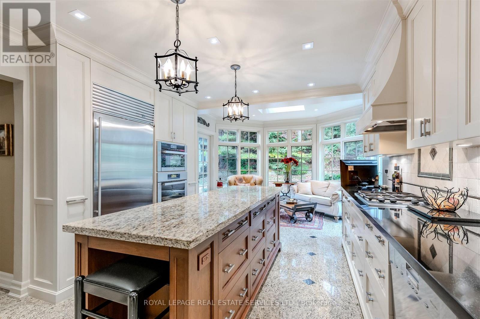 14 Riverside Crescent, Toronto, Ontario  M6S 1B6 - Photo 8 - W12822732