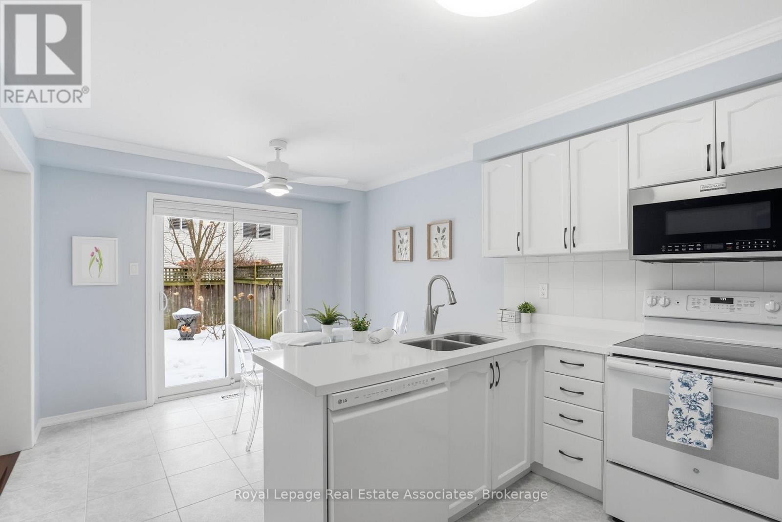 140 Fellowes Crescent, Hamilton (Waterdown), Ontario  L0R 2H3 - Photo 11 - X12822710