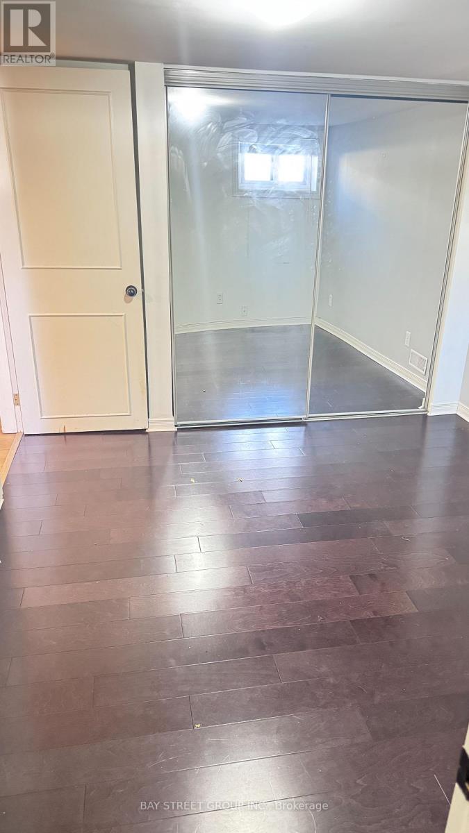 Lower - 2048 Edinburgh Drive, Burlington, Ontario  L7R 2C9 - Photo 3 - W12757800