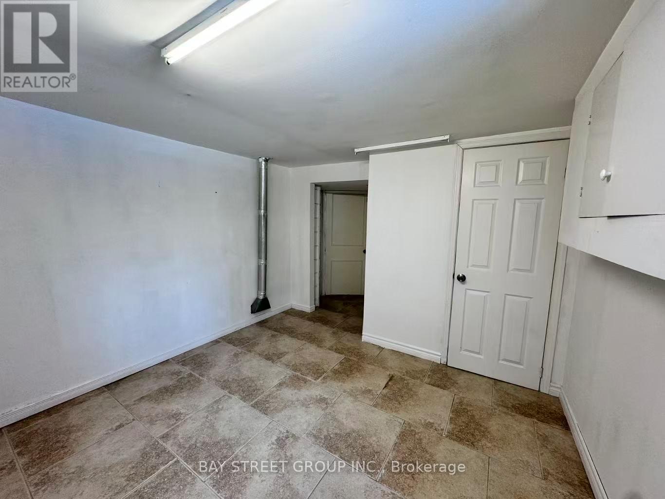 Lower - 2048 Edinburgh Drive, Burlington, Ontario  L7R 2C9 - Photo 8 - W12757800