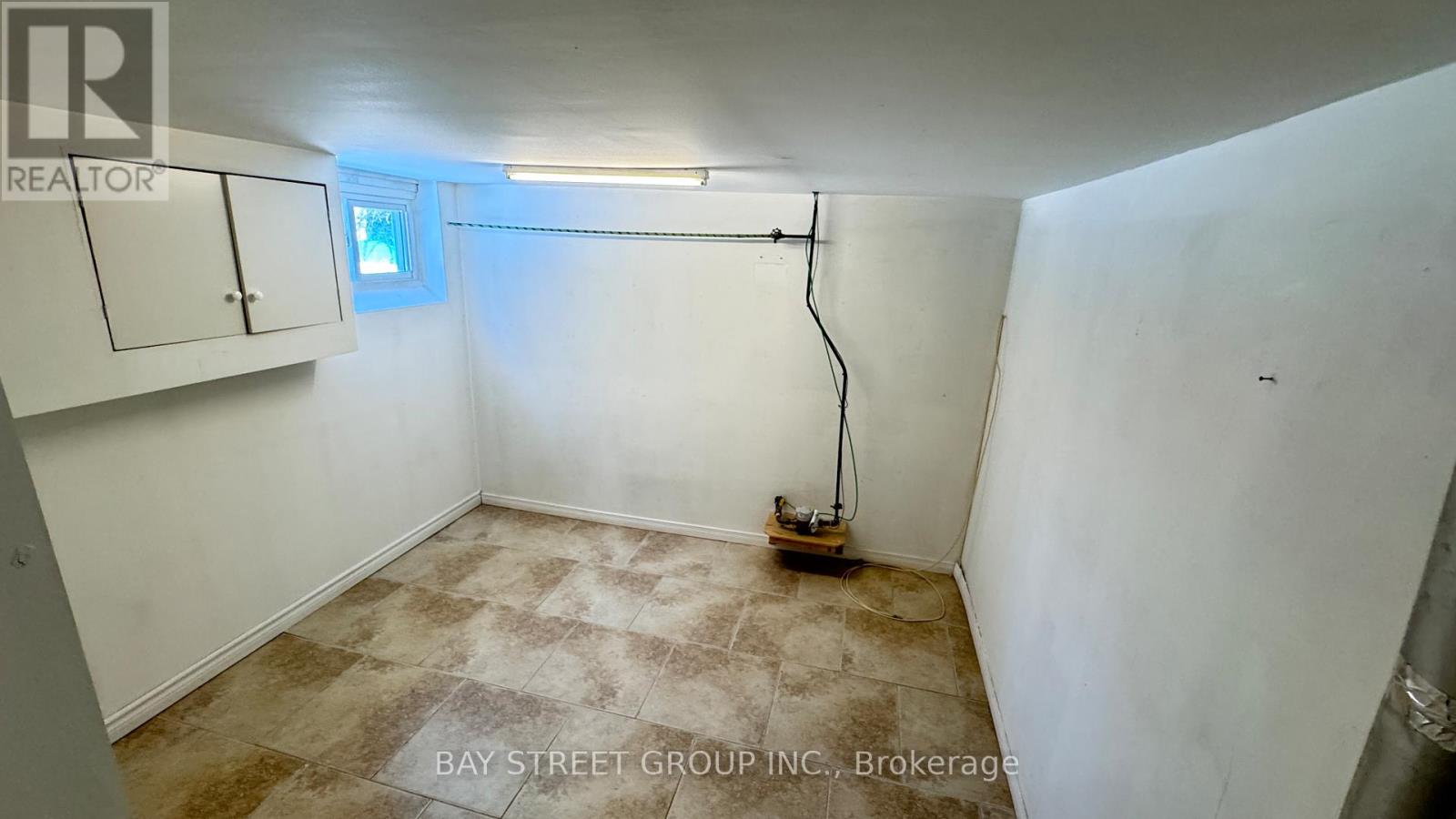 Lower - 2048 Edinburgh Drive, Burlington, Ontario  L7R 2C9 - Photo 9 - W12757800