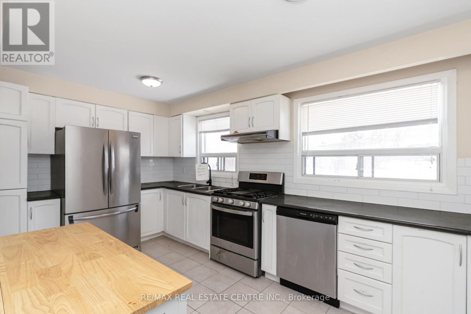 1 Stanwood Crescent, Toronto, Ontario  M9M 1Z8 - Photo 10 - W12817466