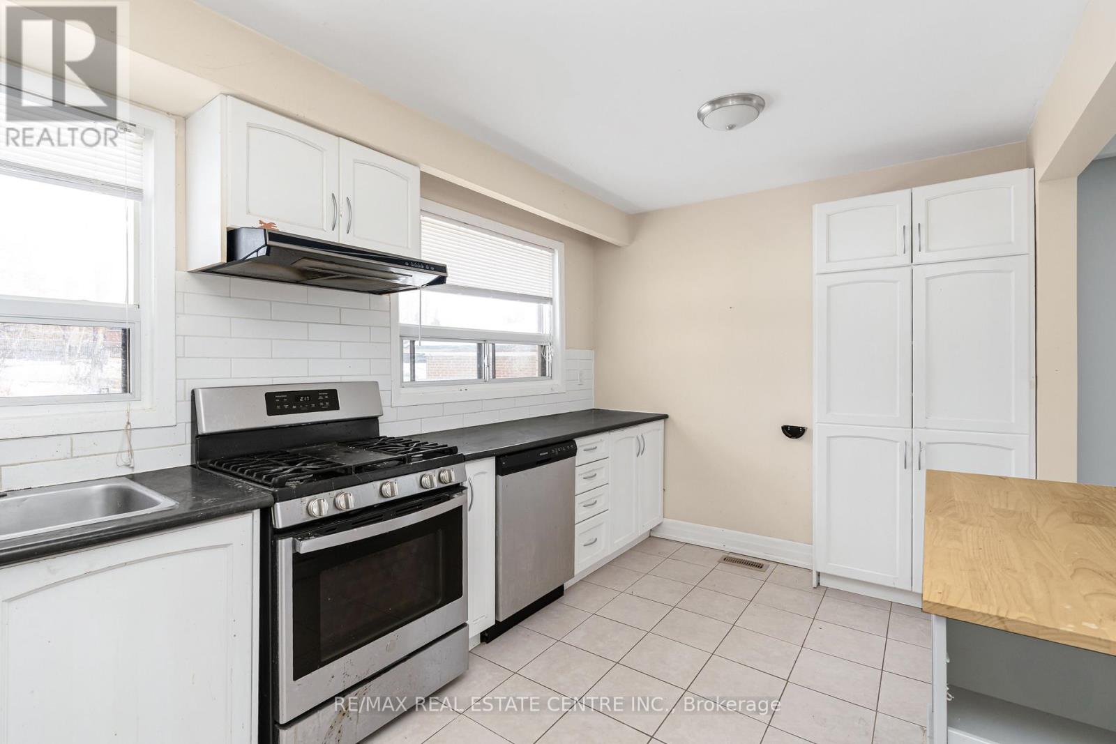 1 Stanwood Crescent, Toronto, Ontario  M9M 1Z8 - Photo 12 - W12817466