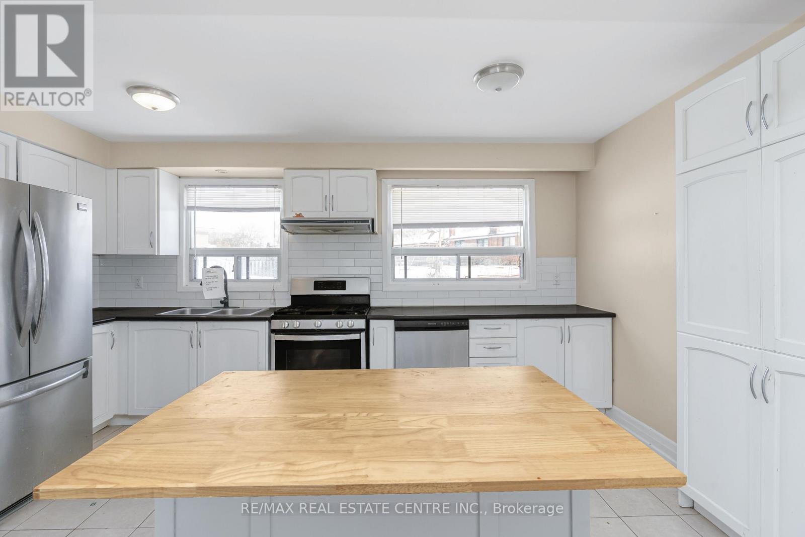 1 Stanwood Crescent, Toronto, Ontario  M9M 1Z8 - Photo 11 - W12817466