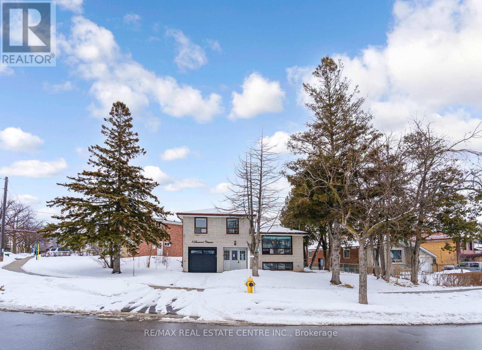 1 Stanwood Crescent, Toronto, Ontario  M9M 1Z8 - Photo 4 - W12817466