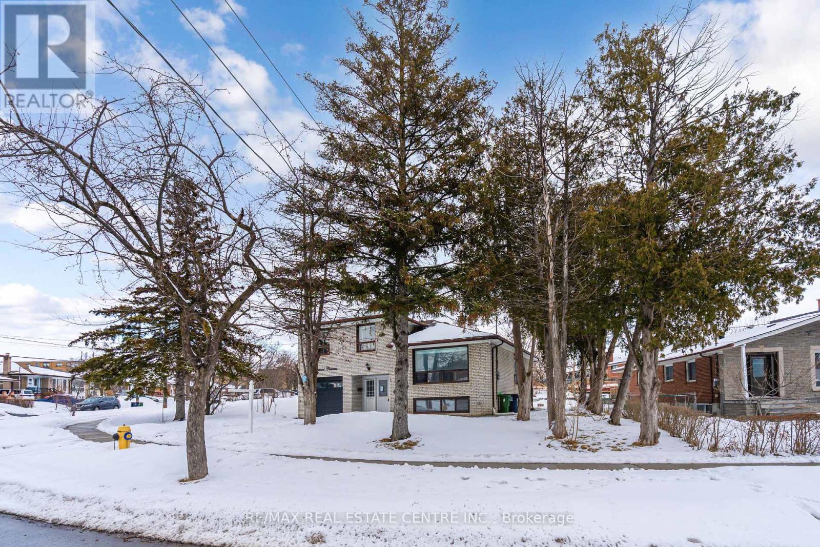 1 Stanwood Crescent, Toronto, Ontario  M9M 1Z8 - Photo 5 - W12817466