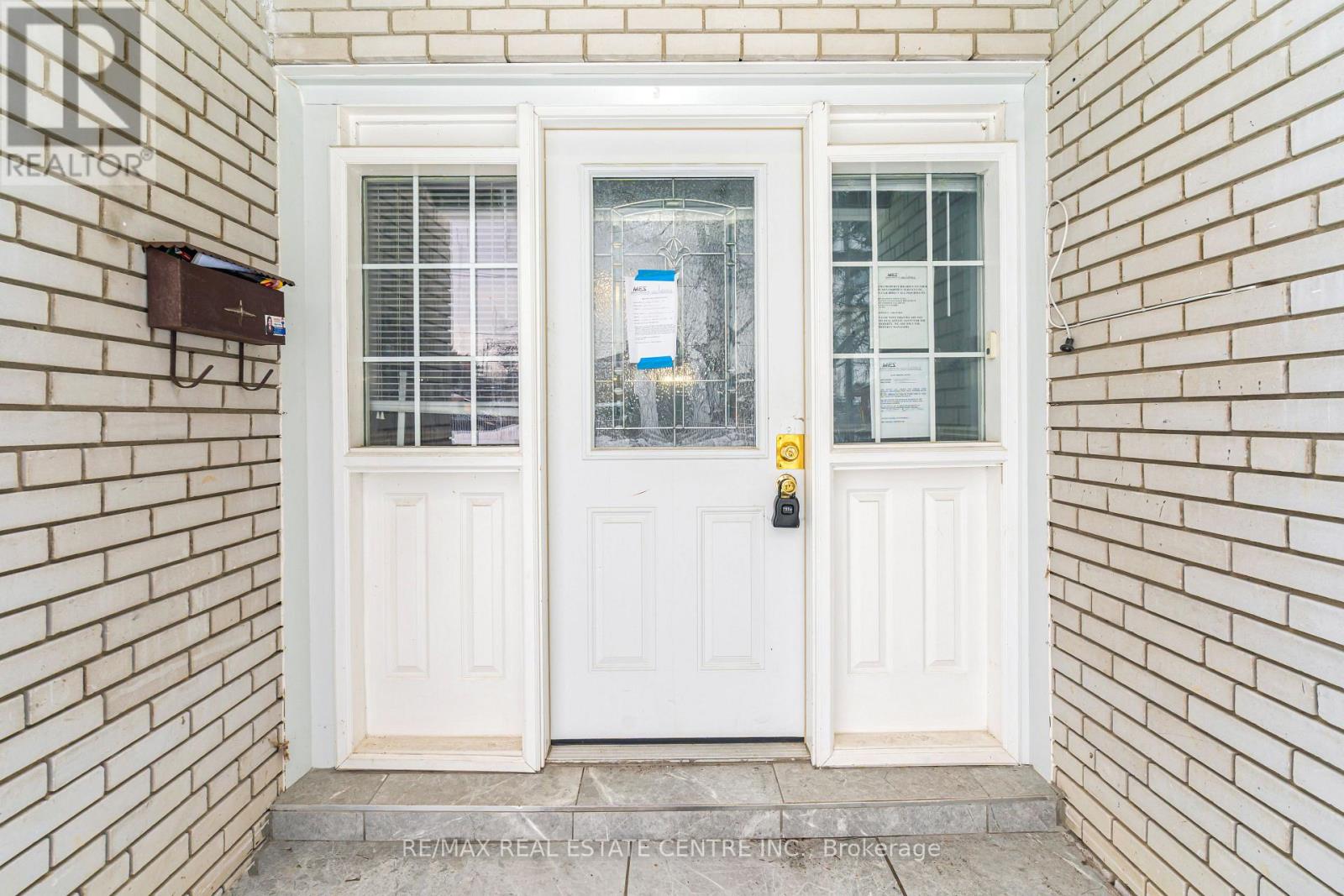 1 Stanwood Crescent, Toronto, Ontario  M9M 1Z8 - Photo 6 - W12817466