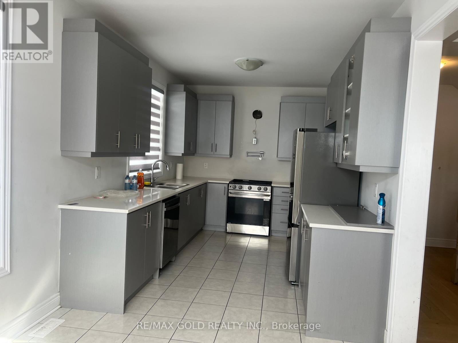 59 Grassbank Road, Brampton, Ontario  L6R 4E7 - Photo 8 - W12818218