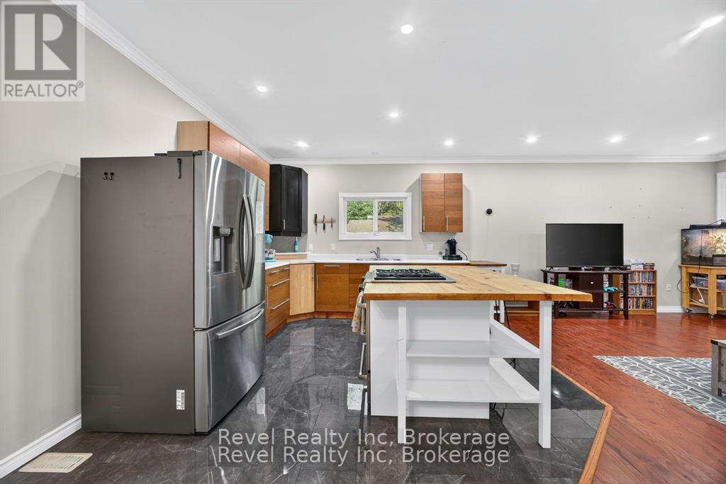 683 Rue Lafontaine Road W, Tiny, Ontario L9M 0L6 - Photo 12 - S12822904