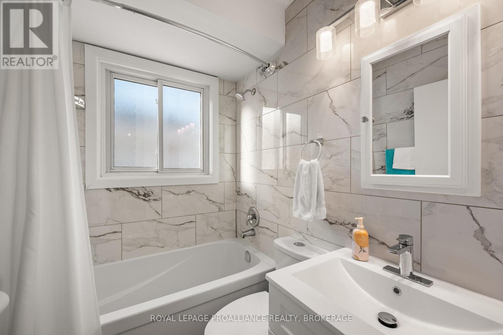 68 Mackenzie Crescent, Kingston (Central City West), Ontario  K7M 2S1 - Photo 19 - X12822832