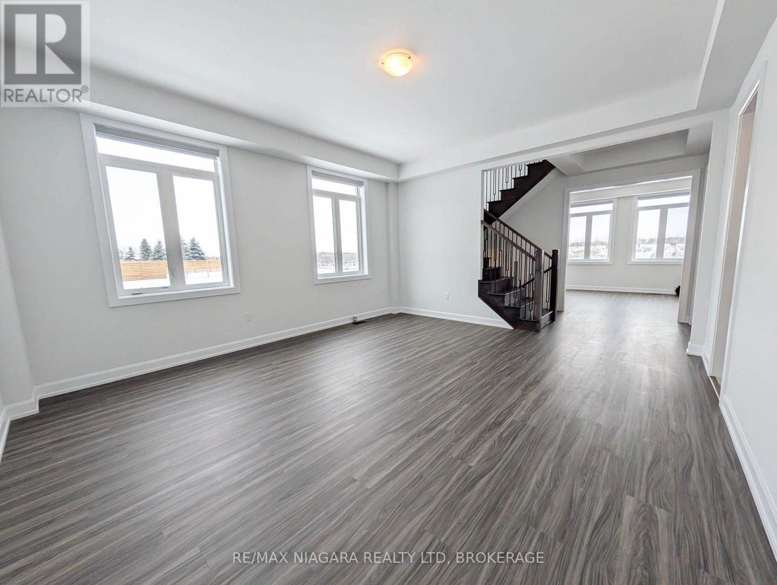 10 Shoreview Drive, Welland, Ontario  L3B 0H2 - Photo 2 - X12822914