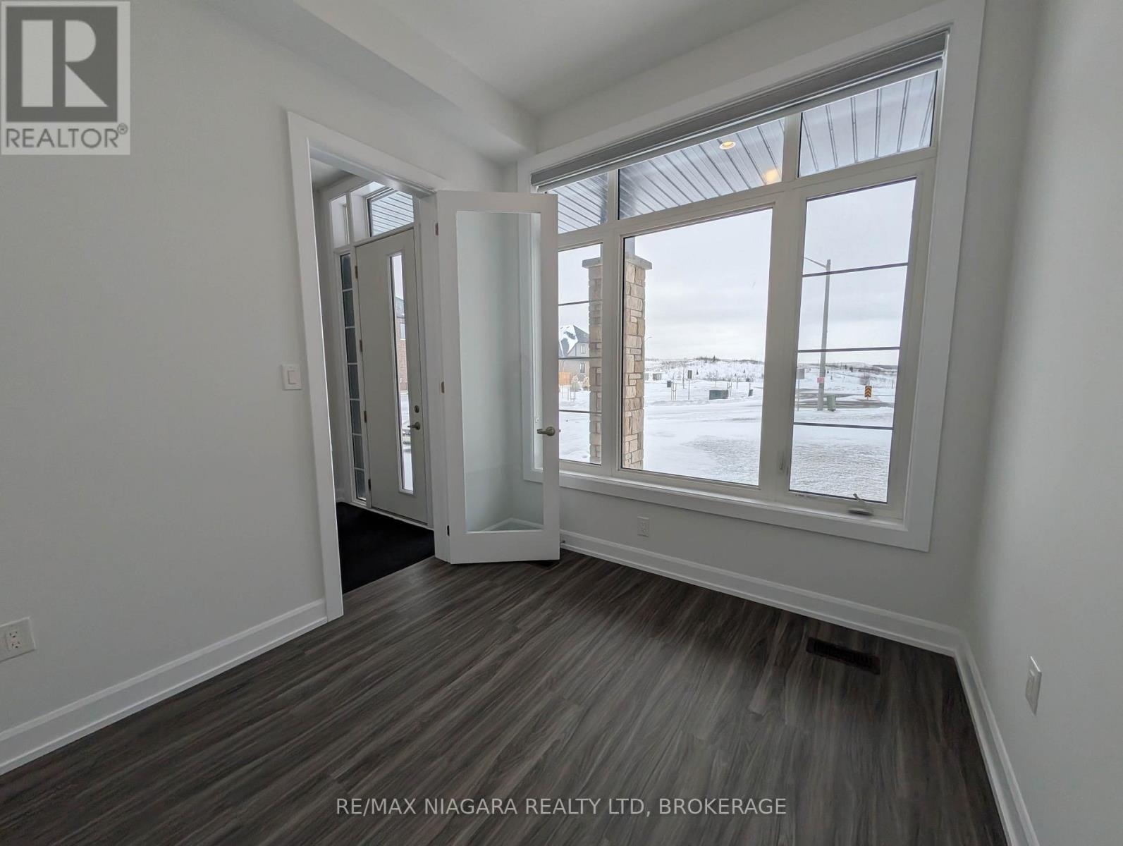 10 Shoreview Drive, Welland, Ontario  L3B 0H2 - Photo 3 - X12822914