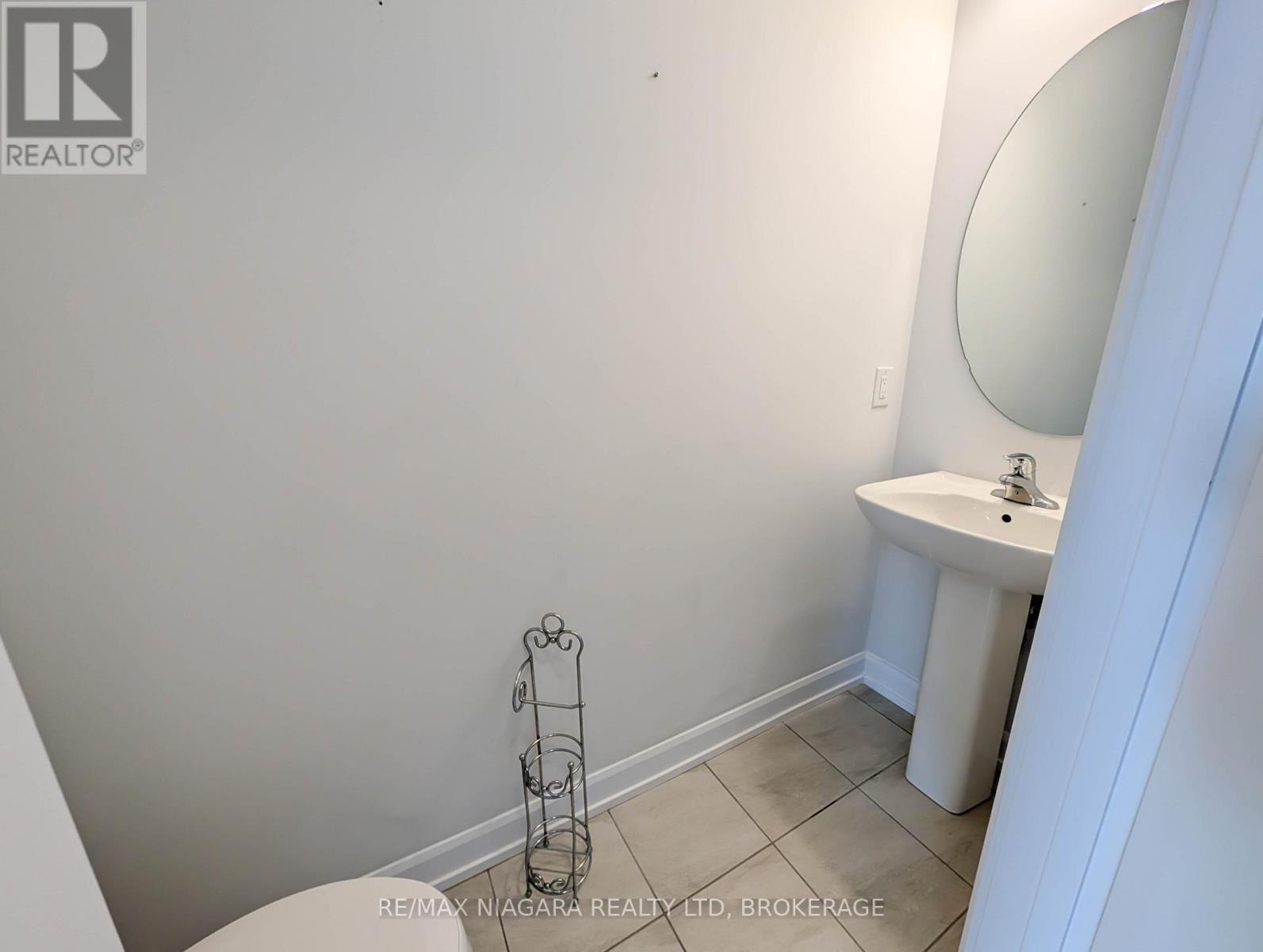 10 Shoreview Drive, Welland, Ontario  L3B 0H2 - Photo 5 - X12822914