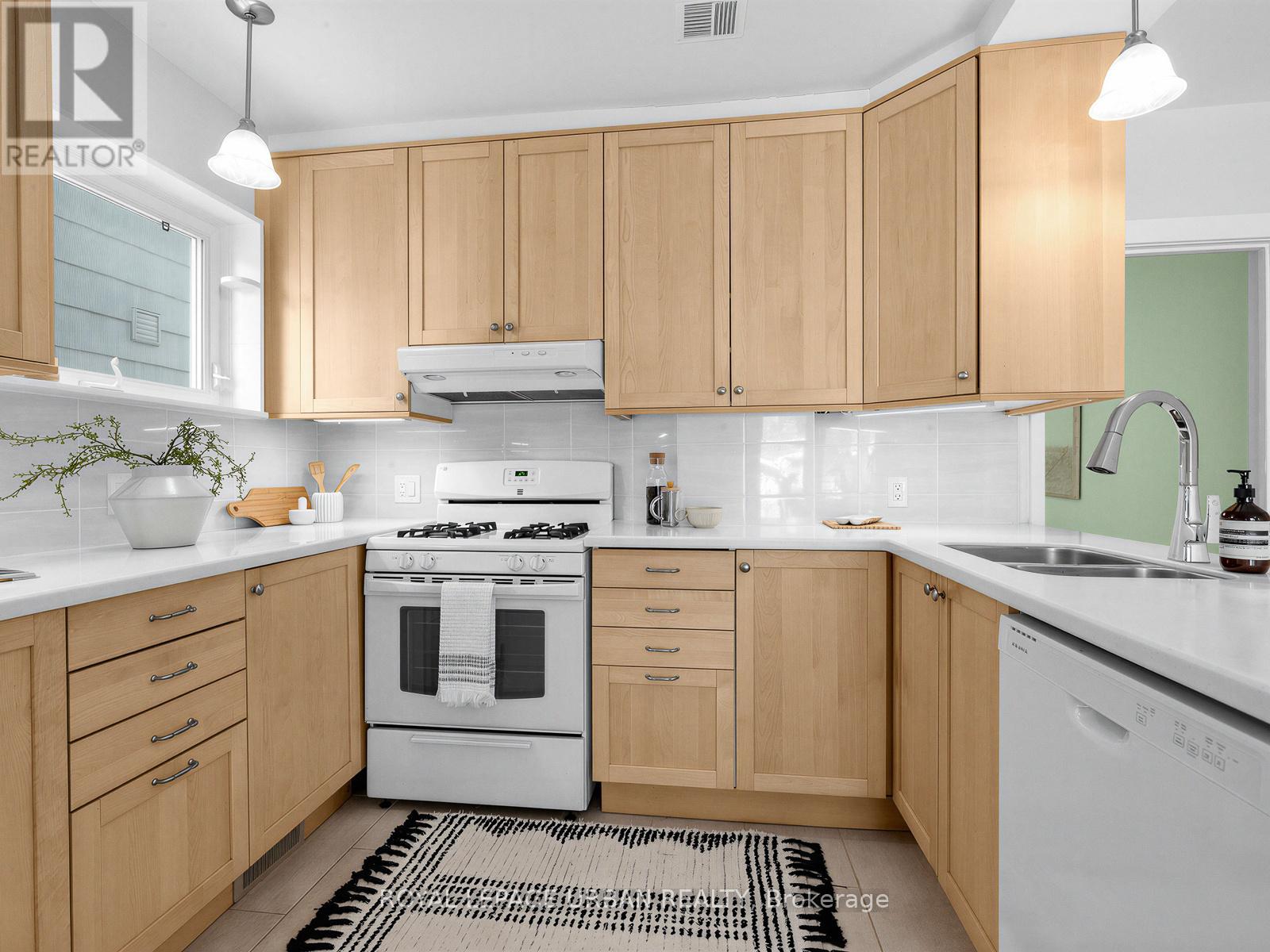 251 Cedarvale Avenue, Toronto, Ontario  M4C 4K3 - Photo 15 - E12822920