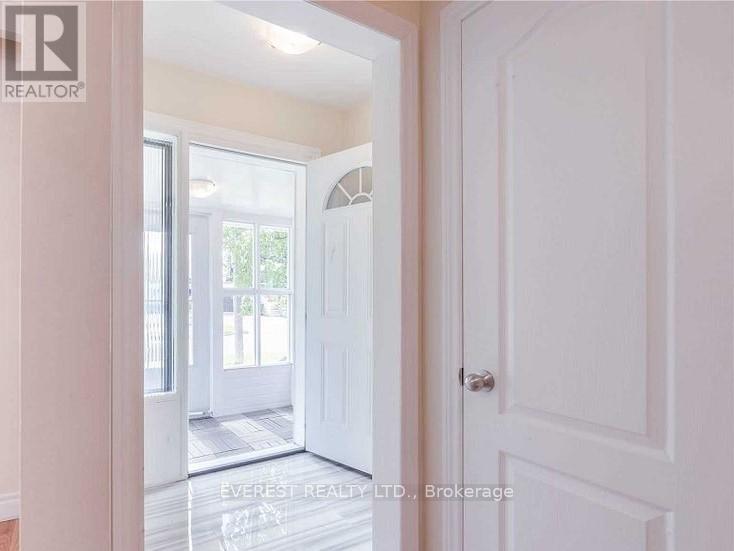 32 Tremely Crescent, Toronto (Eglinton East), Ontario  M1K 3Y9 - Photo 3 - E12822948