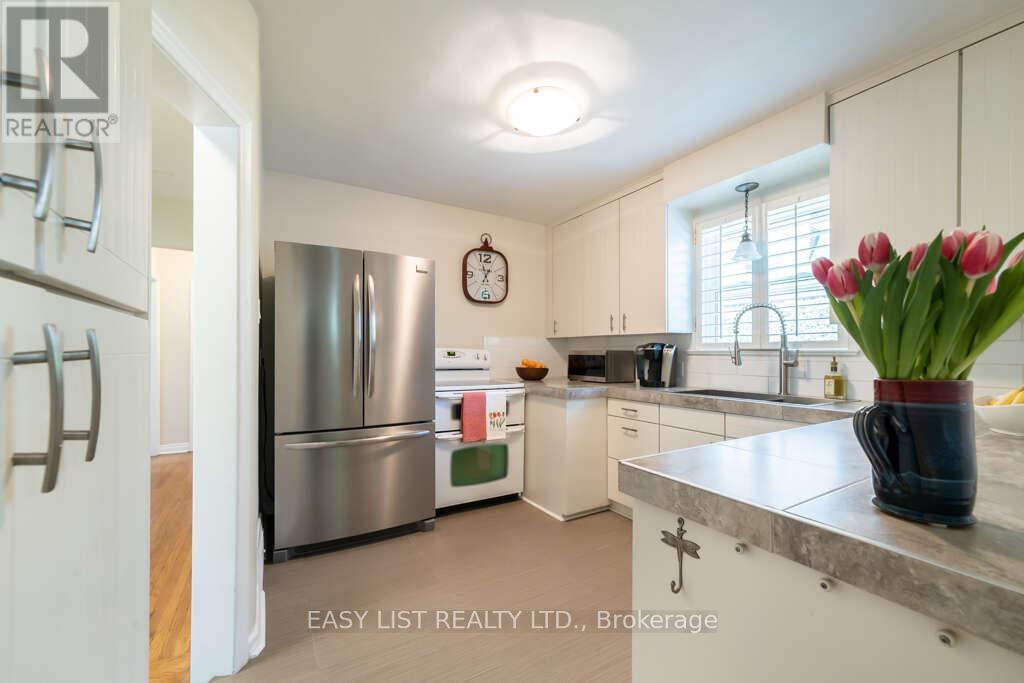 62 Bywood Drive, Toronto (Princess-Rosethorn), Ontario  M9A 1M3 - Photo 21 - W12822856