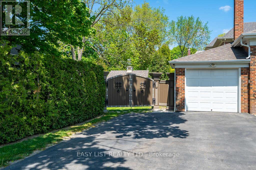 62 Bywood Drive, Toronto (Princess-Rosethorn), Ontario  M9A 1M3 - Photo 4 - W12822856