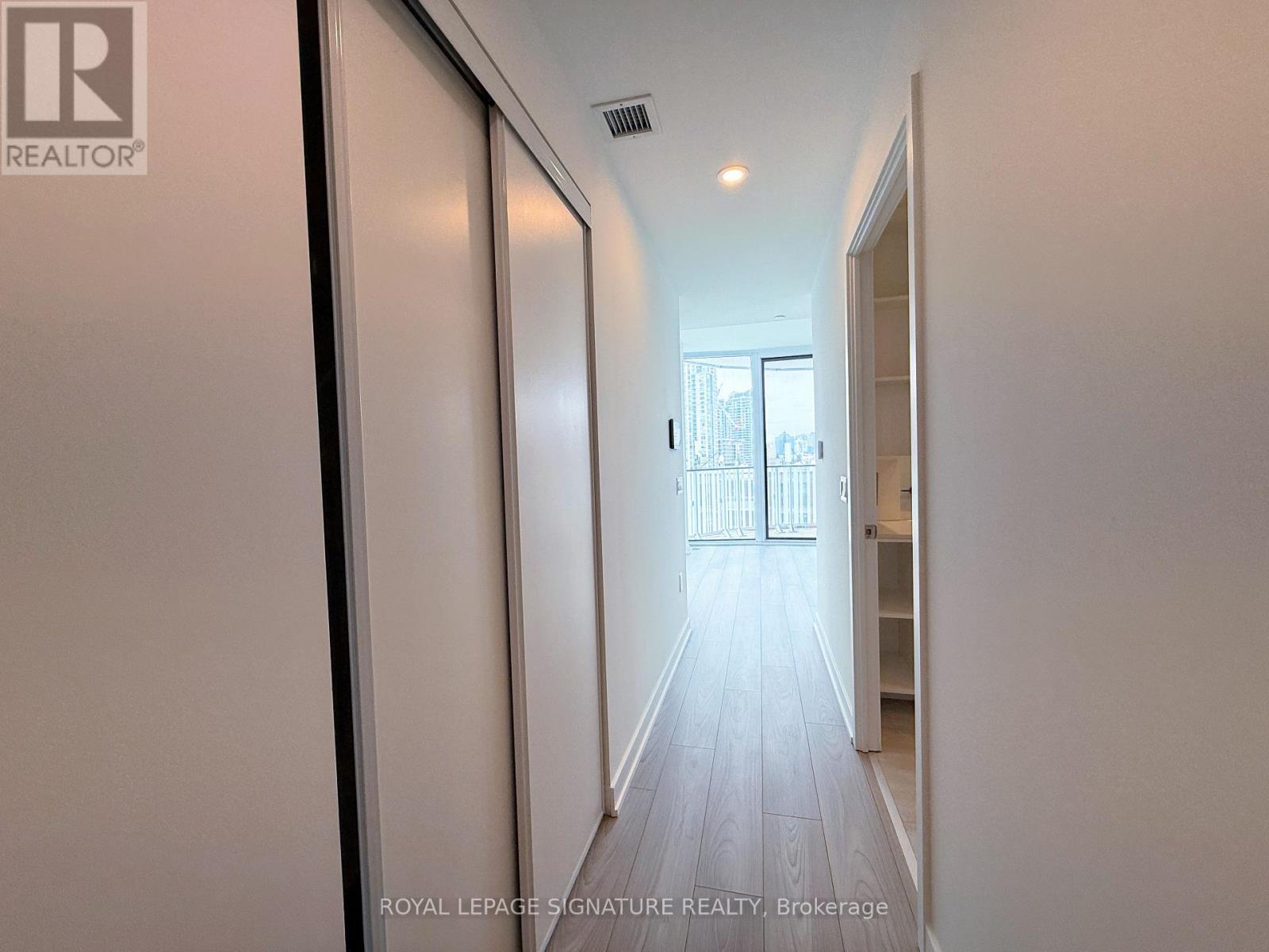 1009 - 1 Fairview Road E, Mississauga (Mississauga Valleys), Ontario  L5A 0B4 - Photo 2 - W12822858