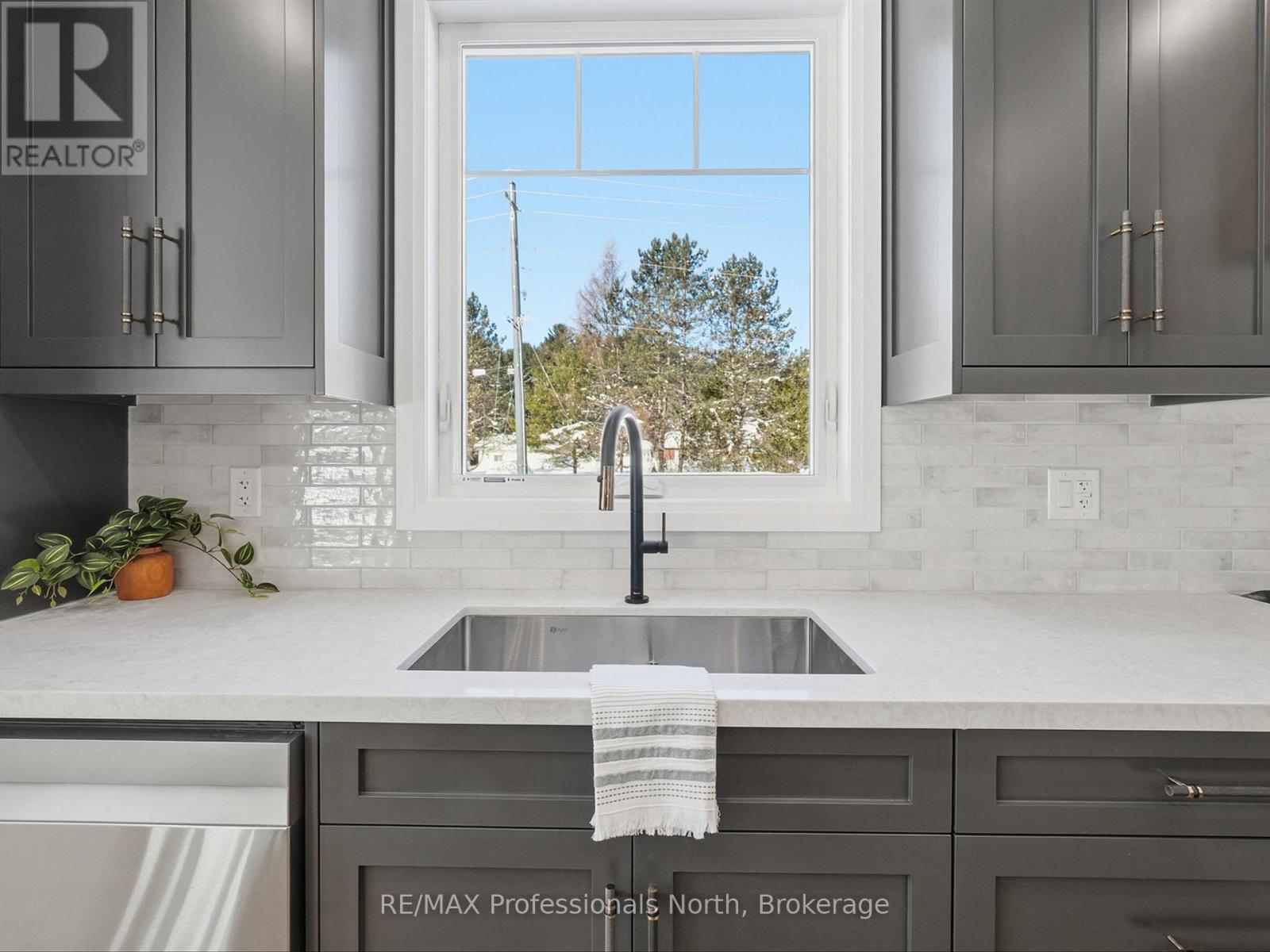 11 Clarkes Lane, Huntsville (Stephenson), Ontario  P0B 1M0 - Photo 12 - X12823074