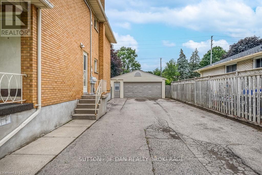 228 Burnside Drive, London East (East I), Ontario  N5V 1B9 - Photo 4 - X12823036