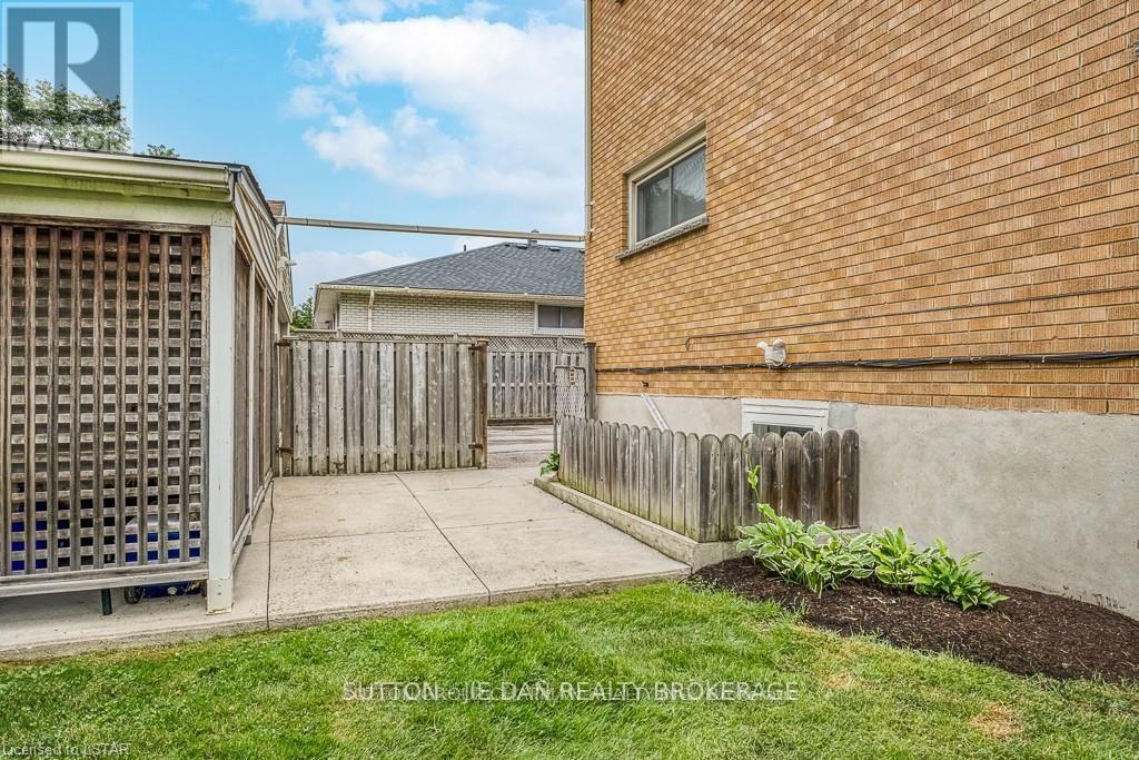 228 Burnside Drive, London East (East I), Ontario  N5V 1B9 - Photo 6 - X12823036
