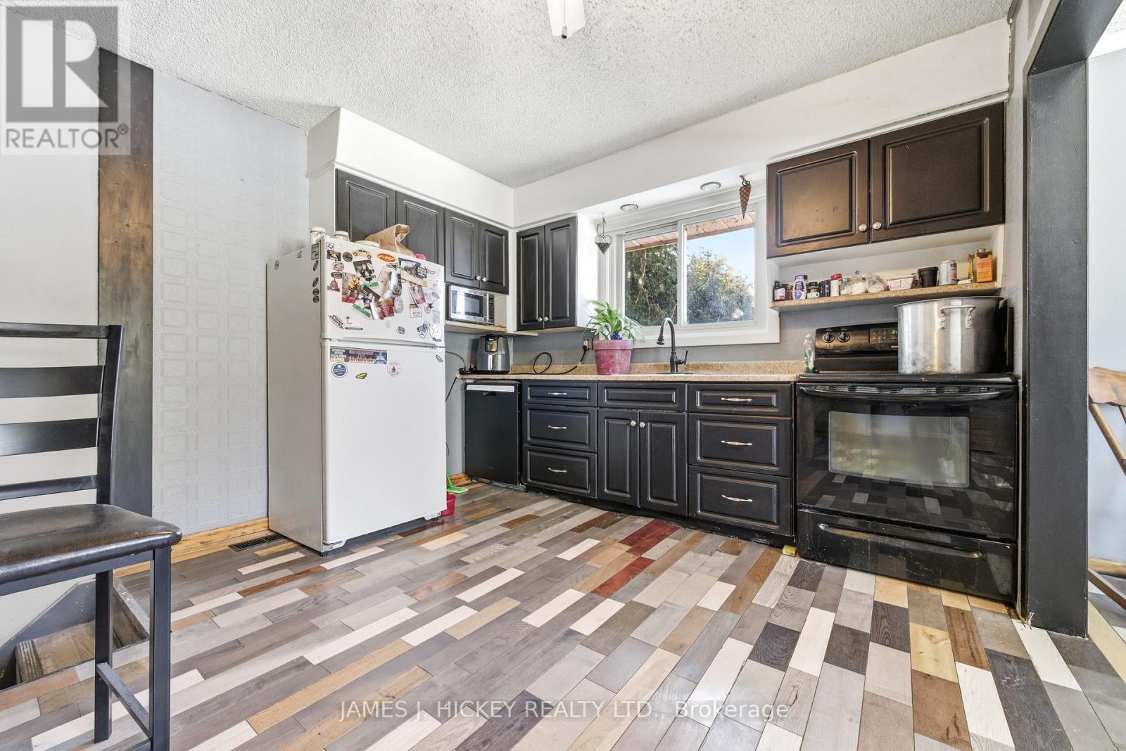 115 Lorne Place, Laurentian Hills, Ontario  K0J 1P0 - Photo 9 - X12823122