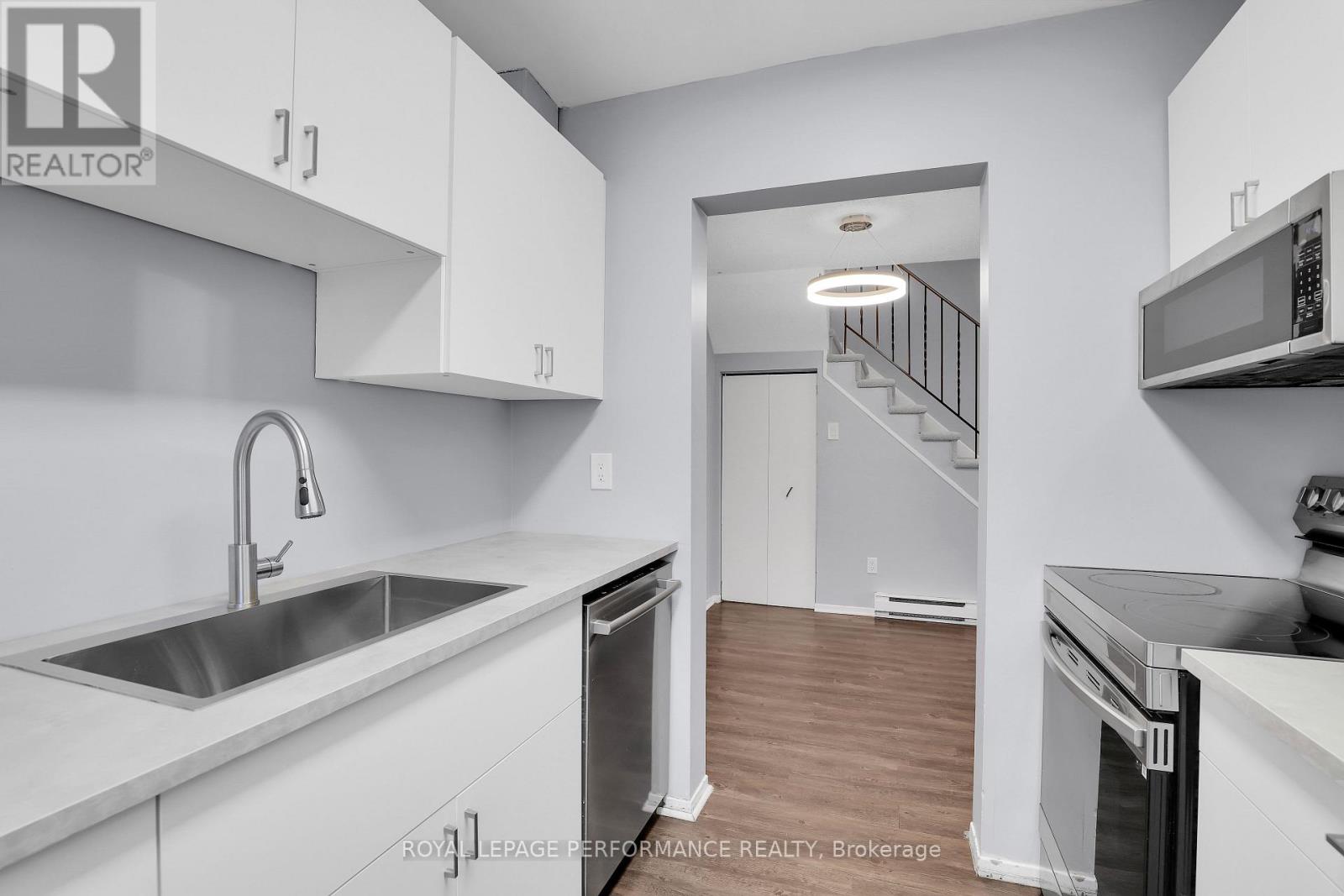 8d Lovell Lane, Ottawa, Ontario  K2H 9B6 - Photo 12 - X12823040