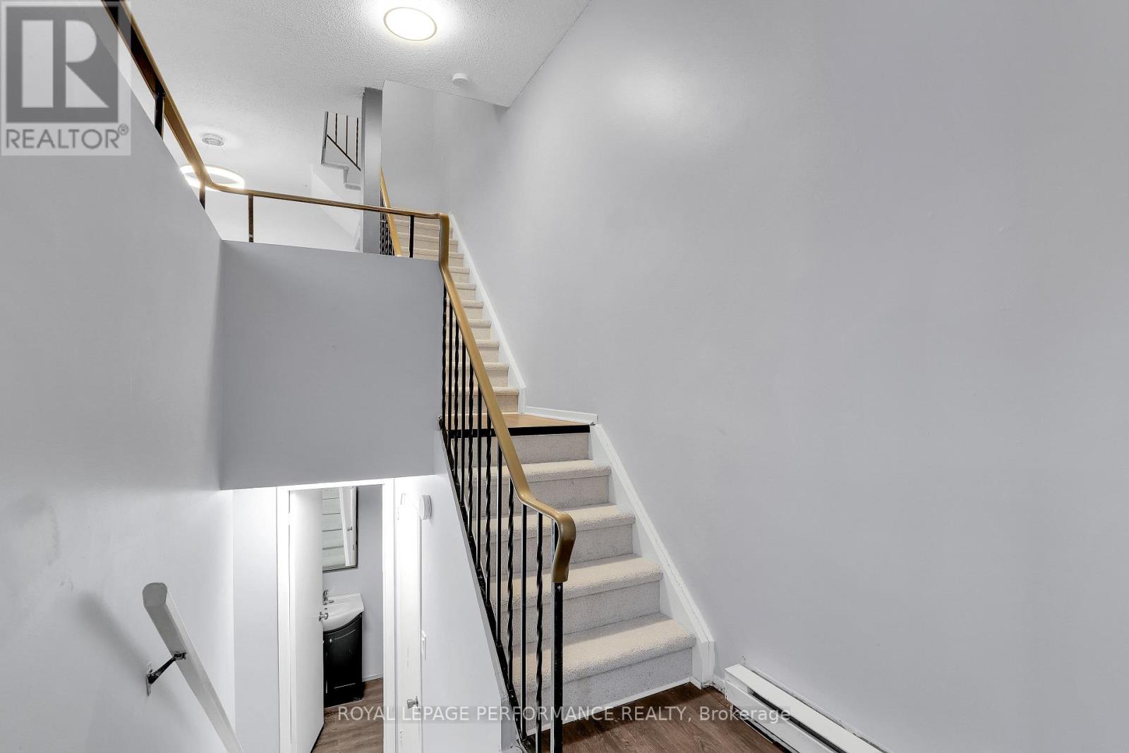 8d Lovell Lane, Ottawa, Ontario  K2H 9B6 - Photo 5 - X12823040