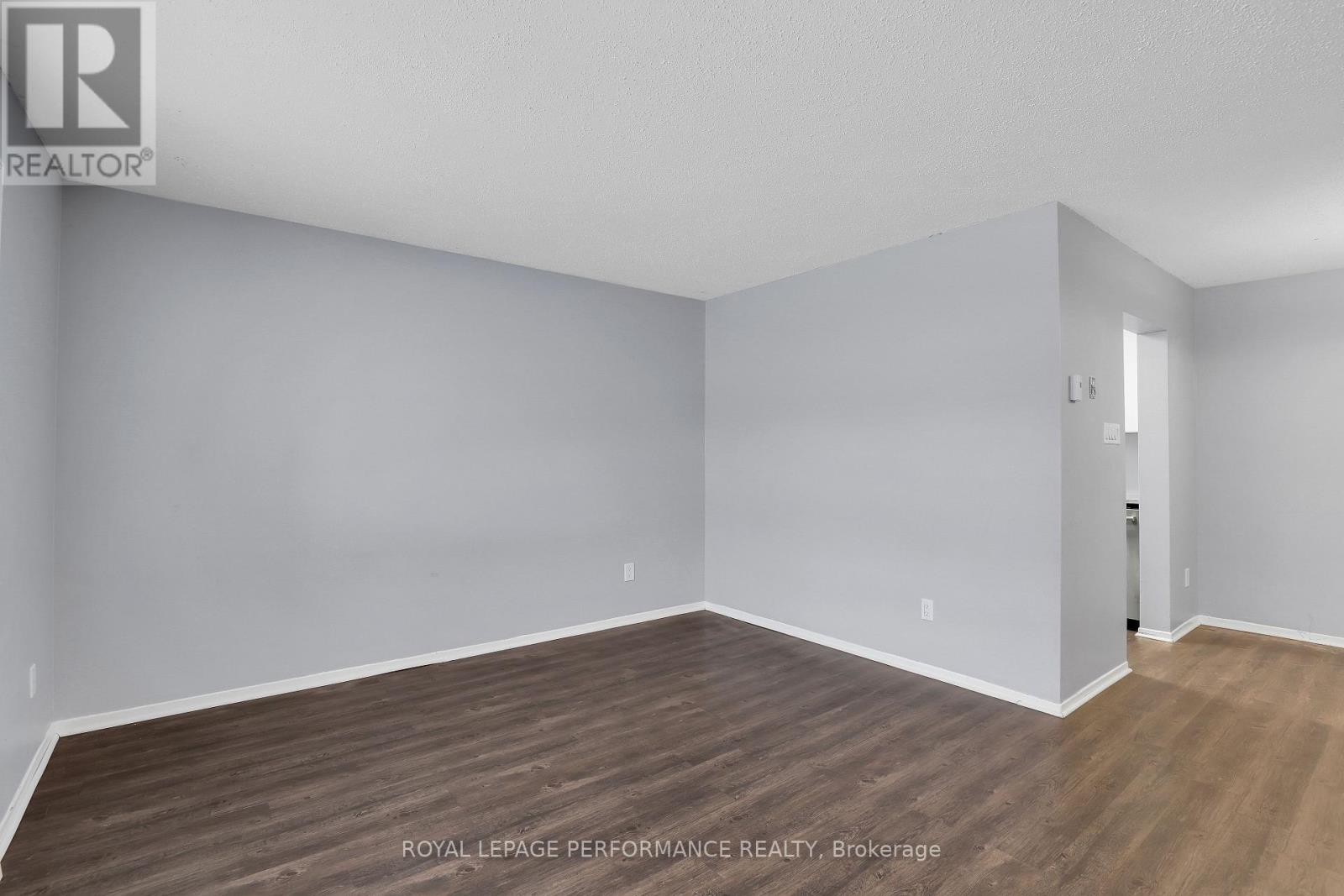 8d Lovell Lane, Ottawa, Ontario  K2H 9B6 - Photo 6 - X12823040