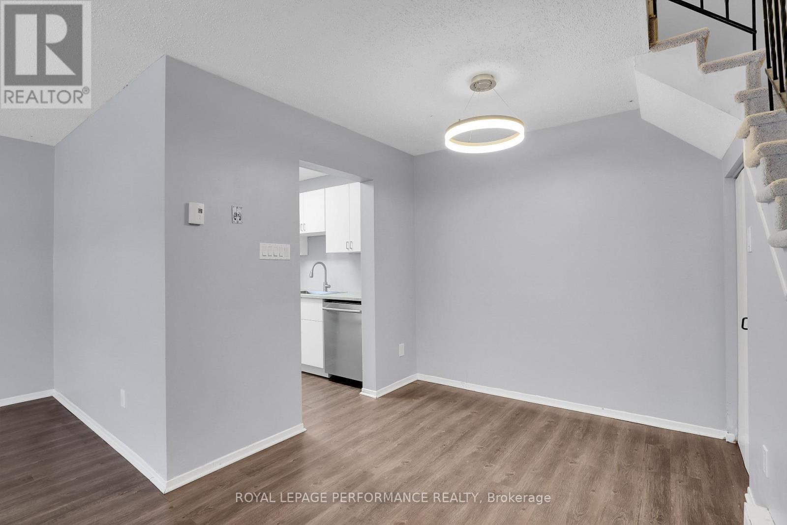 8d Lovell Lane, Ottawa, Ontario  K2H 9B6 - Photo 9 - X12823040