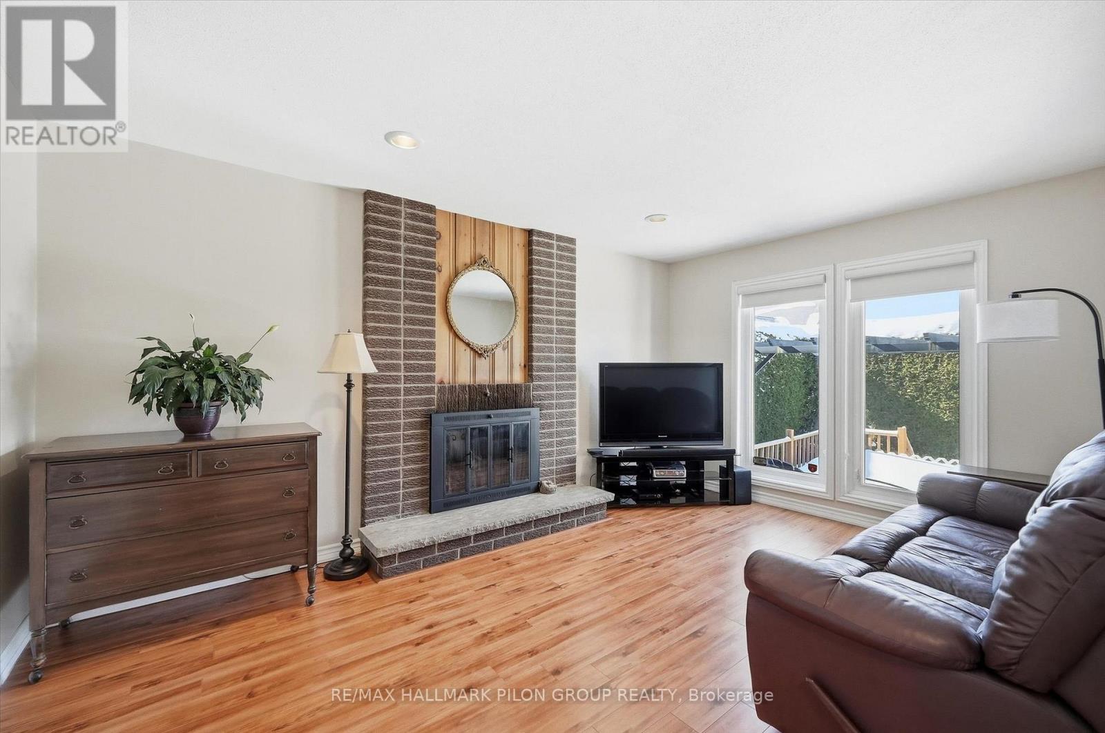 1354 Mountainside Crescent, Ottawa, Ontario  K1E 3G5 - Photo 3 - X12823104