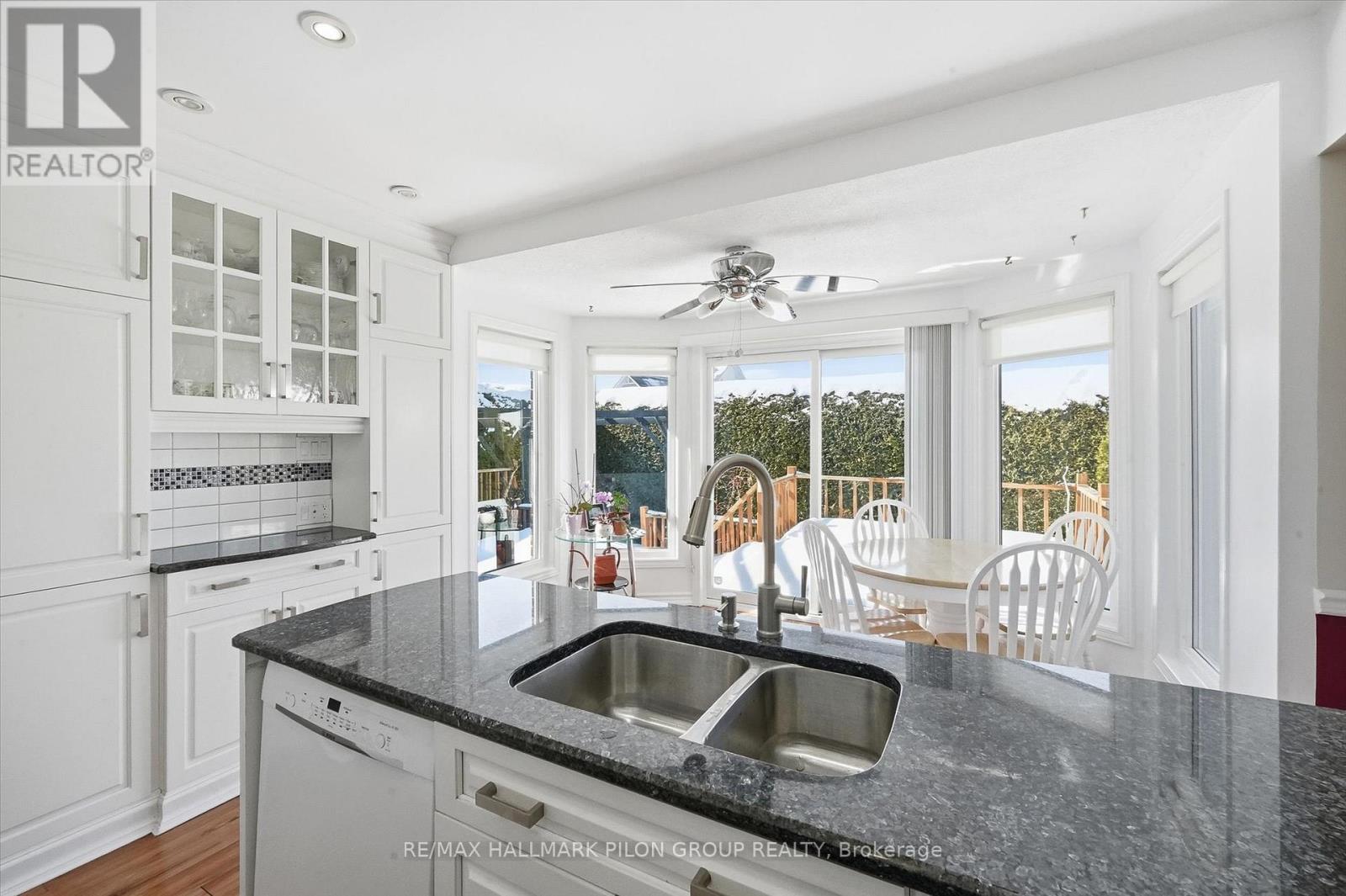 1354 Mountainside Crescent, Ottawa, Ontario  K1E 3G5 - Photo 4 - X12823104