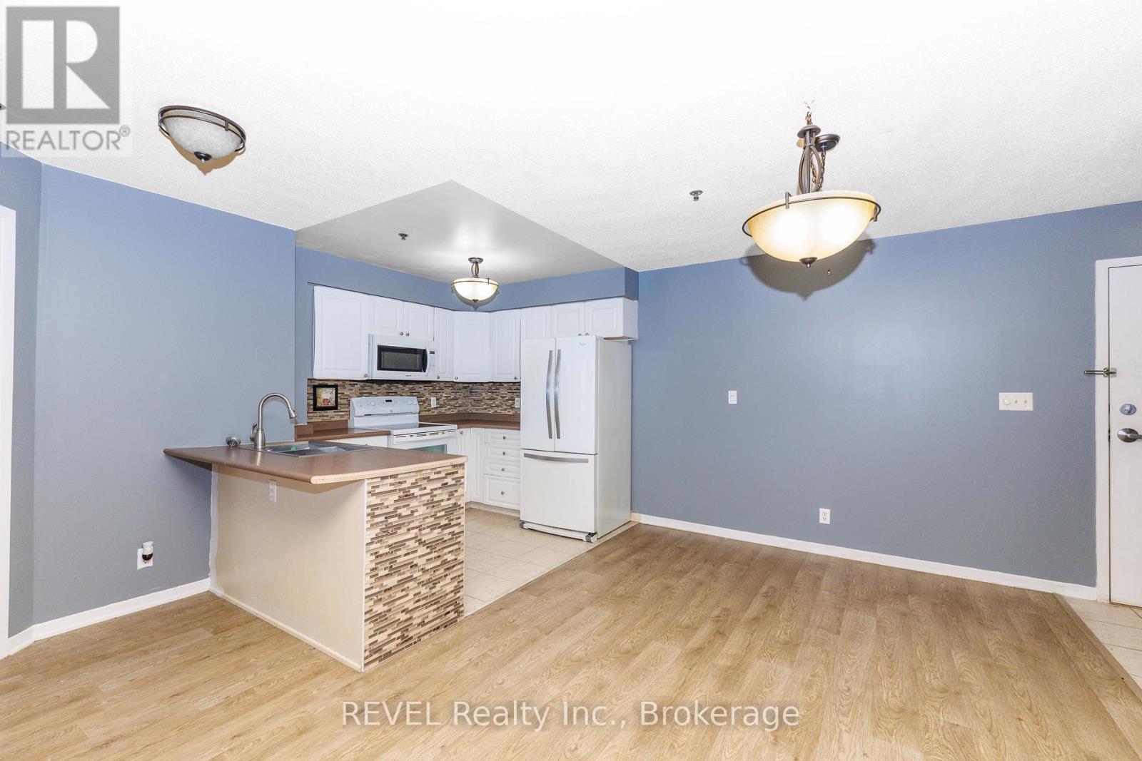 1318 - 330 Prince Charles South Drive, Welland, Ontario  L3C 7B3 - Photo 8 - X12823150