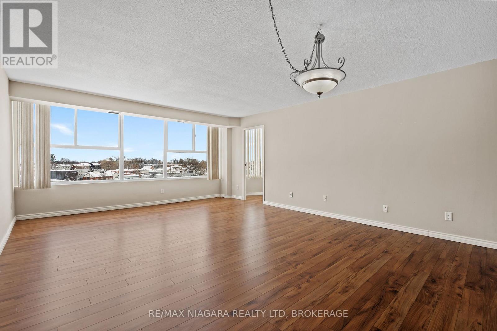 502 - 7 Gale Crescent, St. Catharines (E. Chester), Ontario  L2R 7M8 - Photo 7 - X12823210