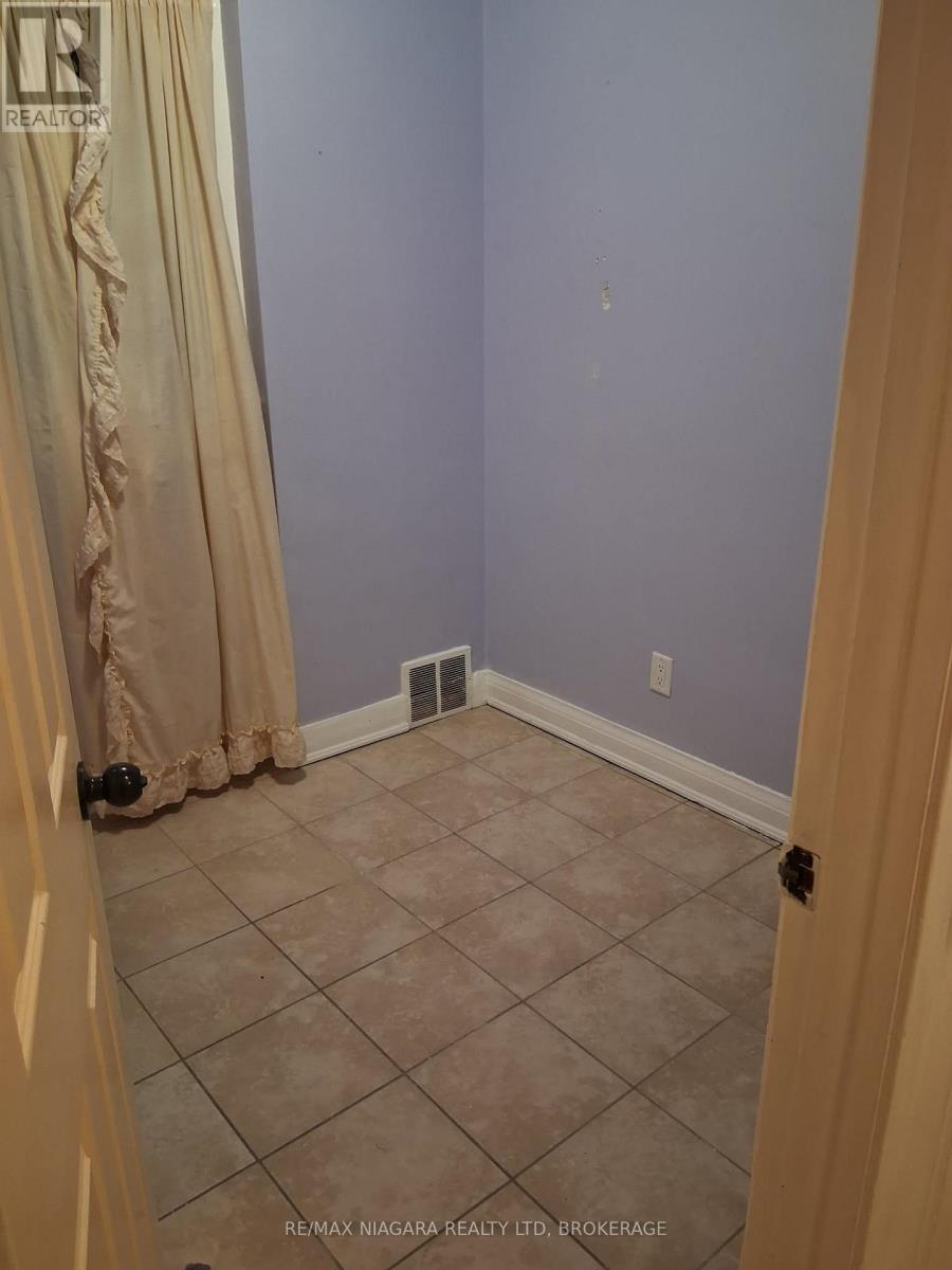 Main - 5004 Saint Clair Avenue, Niagara Falls (Downtown), Ontario  L2E 3T7 - Photo 4 - X12823214