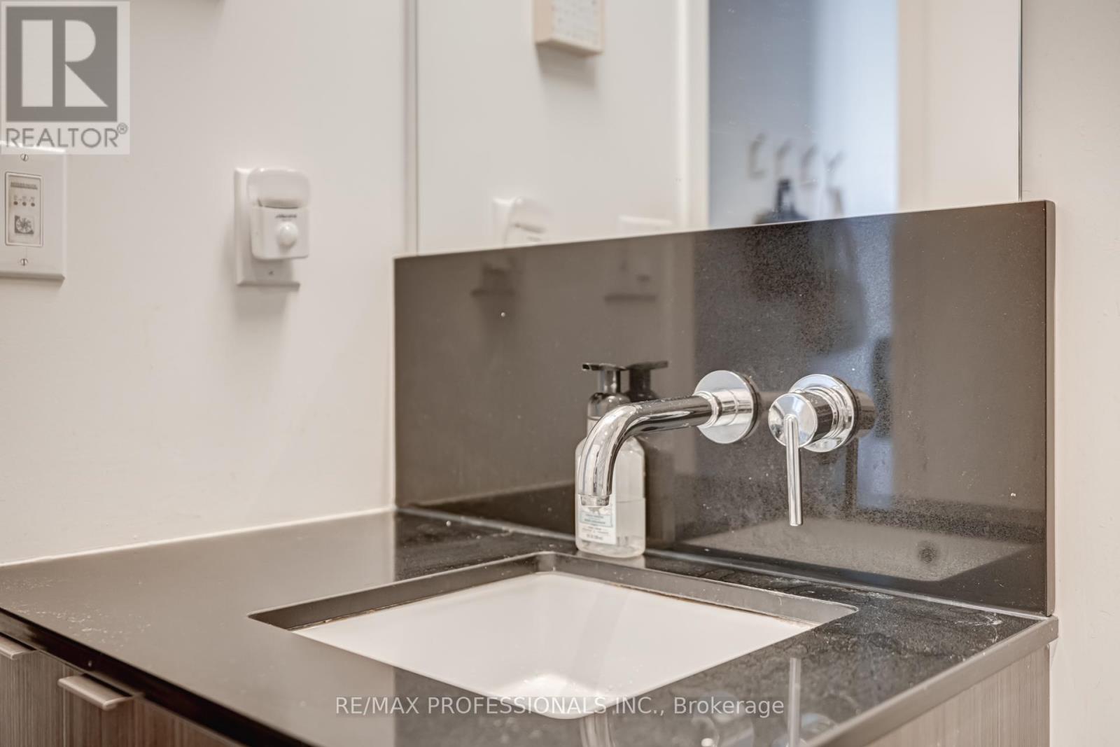 6105 - 88 Harbour Street, Toronto (Waterfront Communities), Ontario  M5J 0C3 - Photo 23 - C12823230