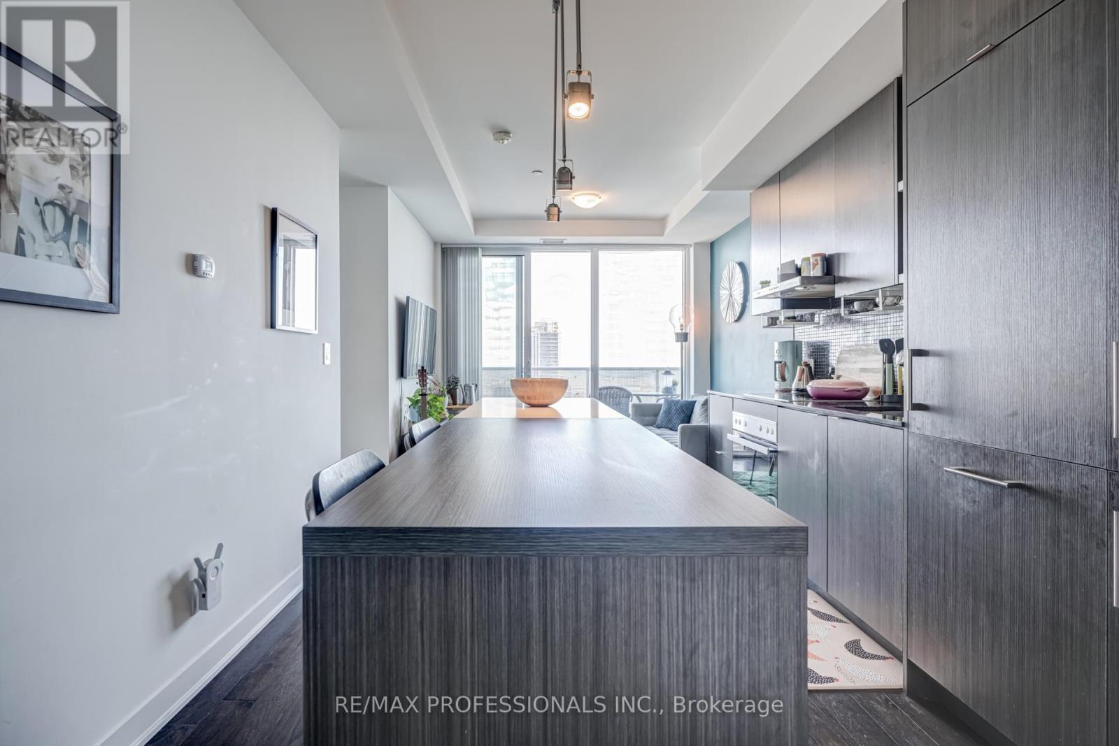 6105 - 88 Harbour Street, Toronto (Waterfront Communities), Ontario  M5J 0C3 - Photo 4 - C12823230