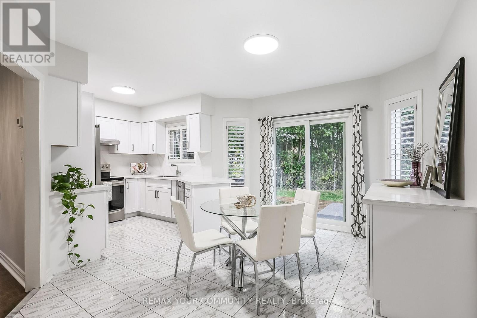 30 Crimson Court, Richmond Hill, Ontario  L4C 0J5 - Photo 19 - N12823124