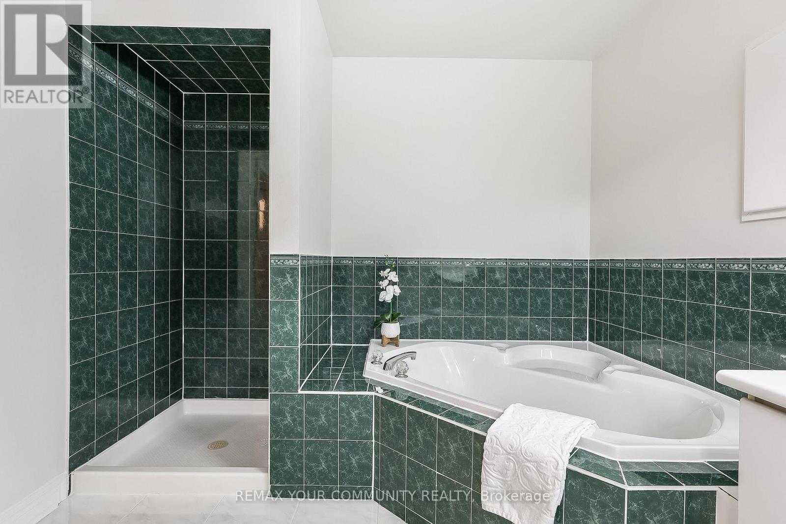 30 Crimson Court, Richmond Hill, Ontario  L4C 0J5 - Photo 21 - N12823124