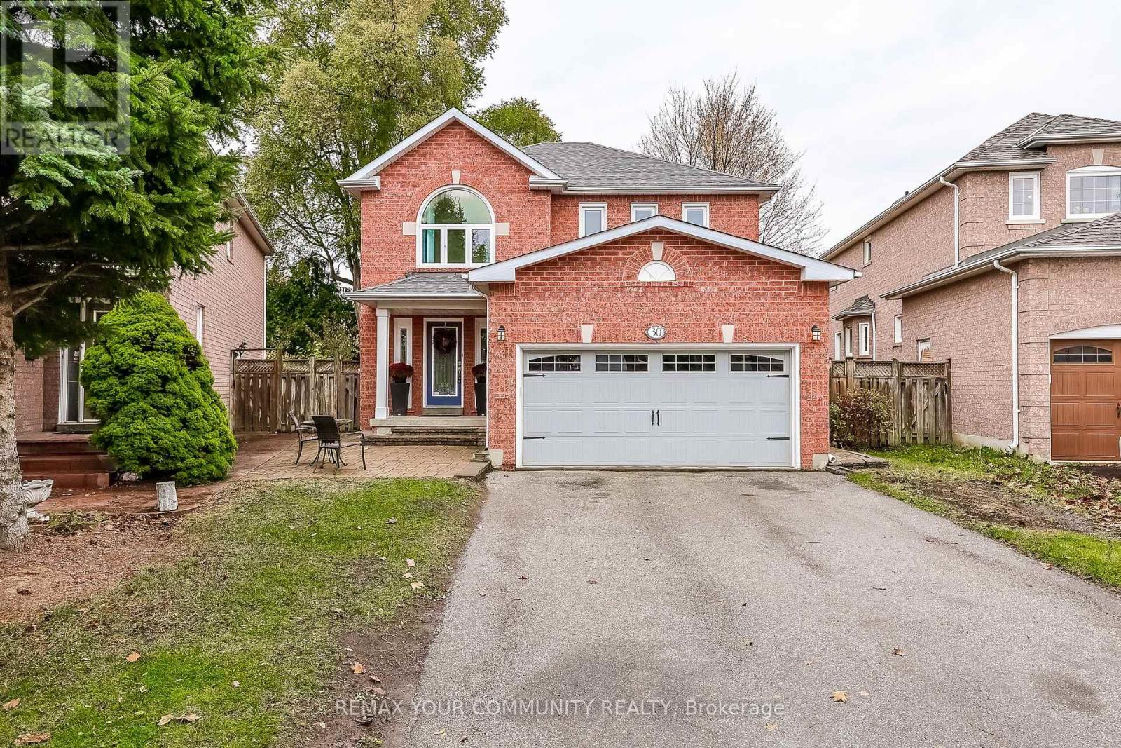30 Crimson Court, Richmond Hill, Ontario  L4C 0J5 - Photo 4 - N12823124