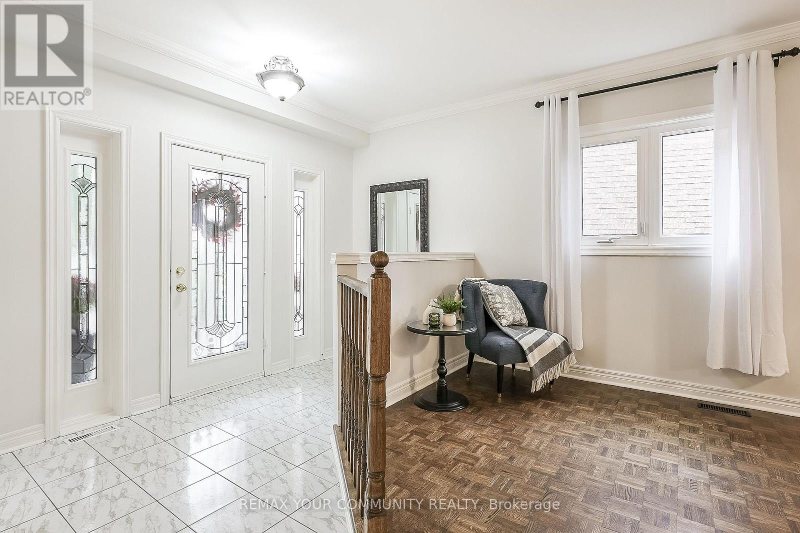 30 Crimson Court, Richmond Hill, Ontario  L4C 0J5 - Photo 5 - N12823124