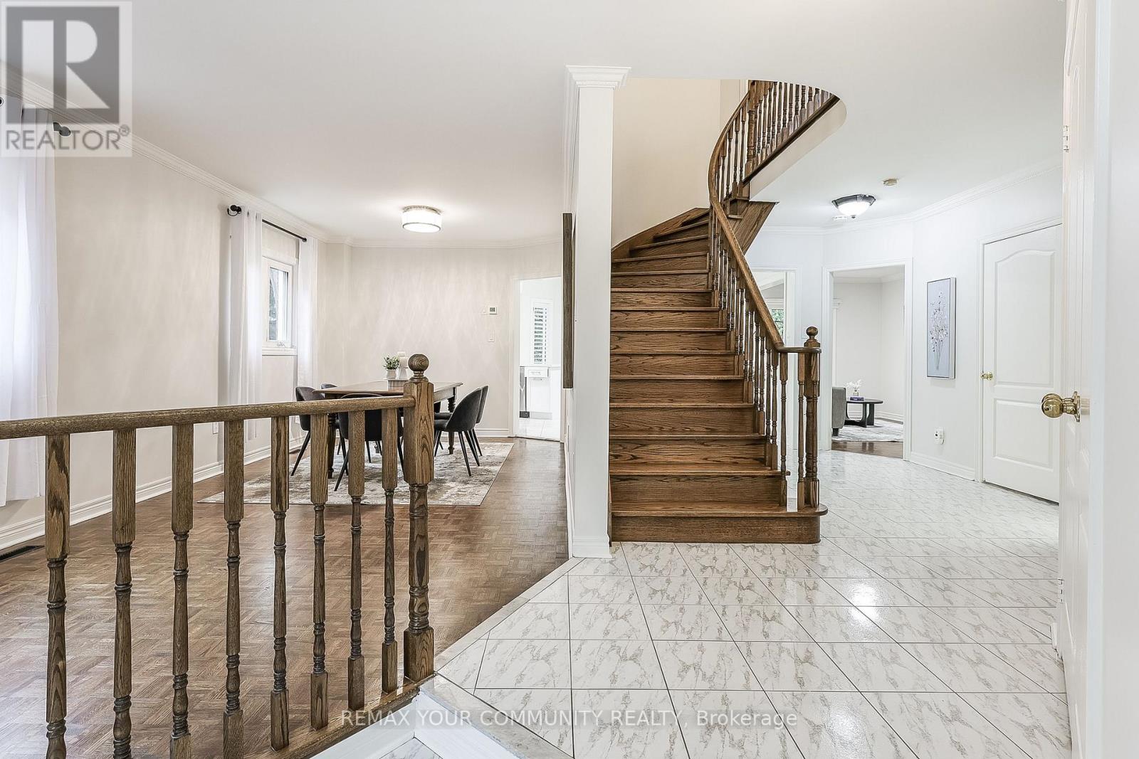 30 Crimson Court, Richmond Hill, Ontario  L4C 0J5 - Photo 7 - N12823124