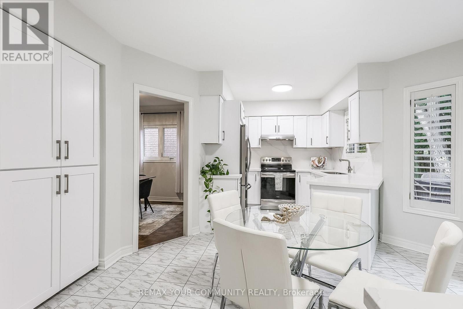 30 Crimson Court, Richmond Hill, Ontario  L4C 0J5 - Photo 8 - N12823124