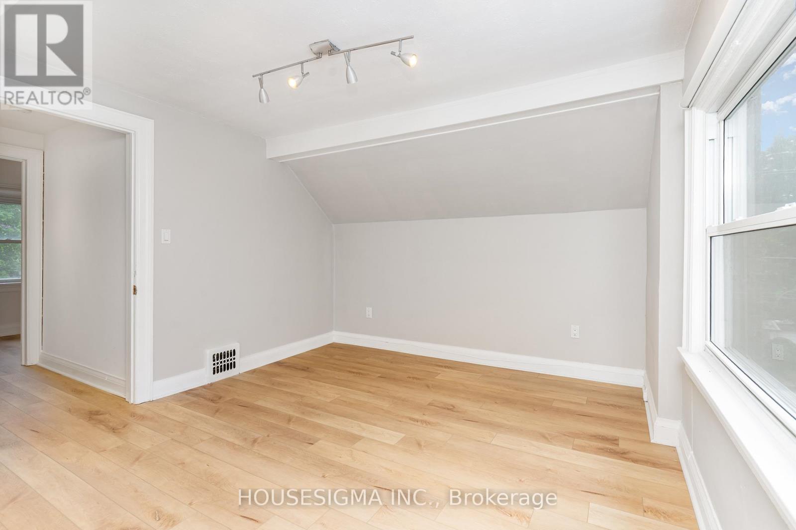 225 Bowman Street, Hamilton, Ontario  L8S 2T9 - Photo 13 - X12823128