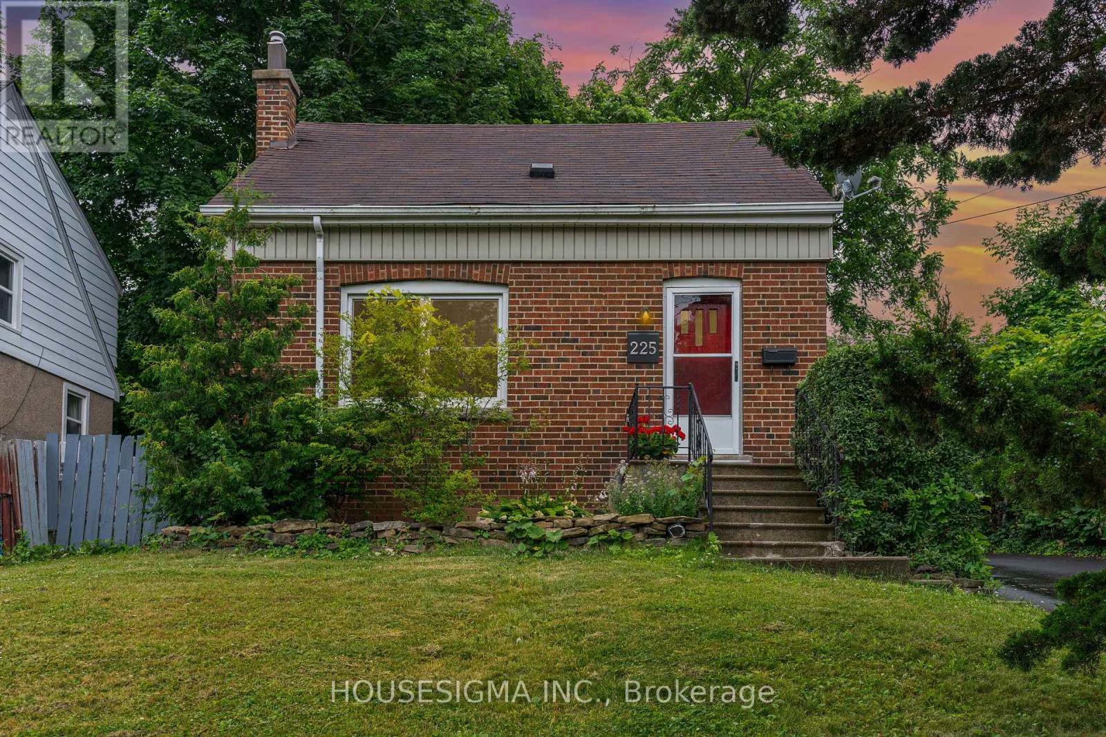 225 Bowman Street, Hamilton, Ontario  L8S 2T9 - Photo 2 - X12823128