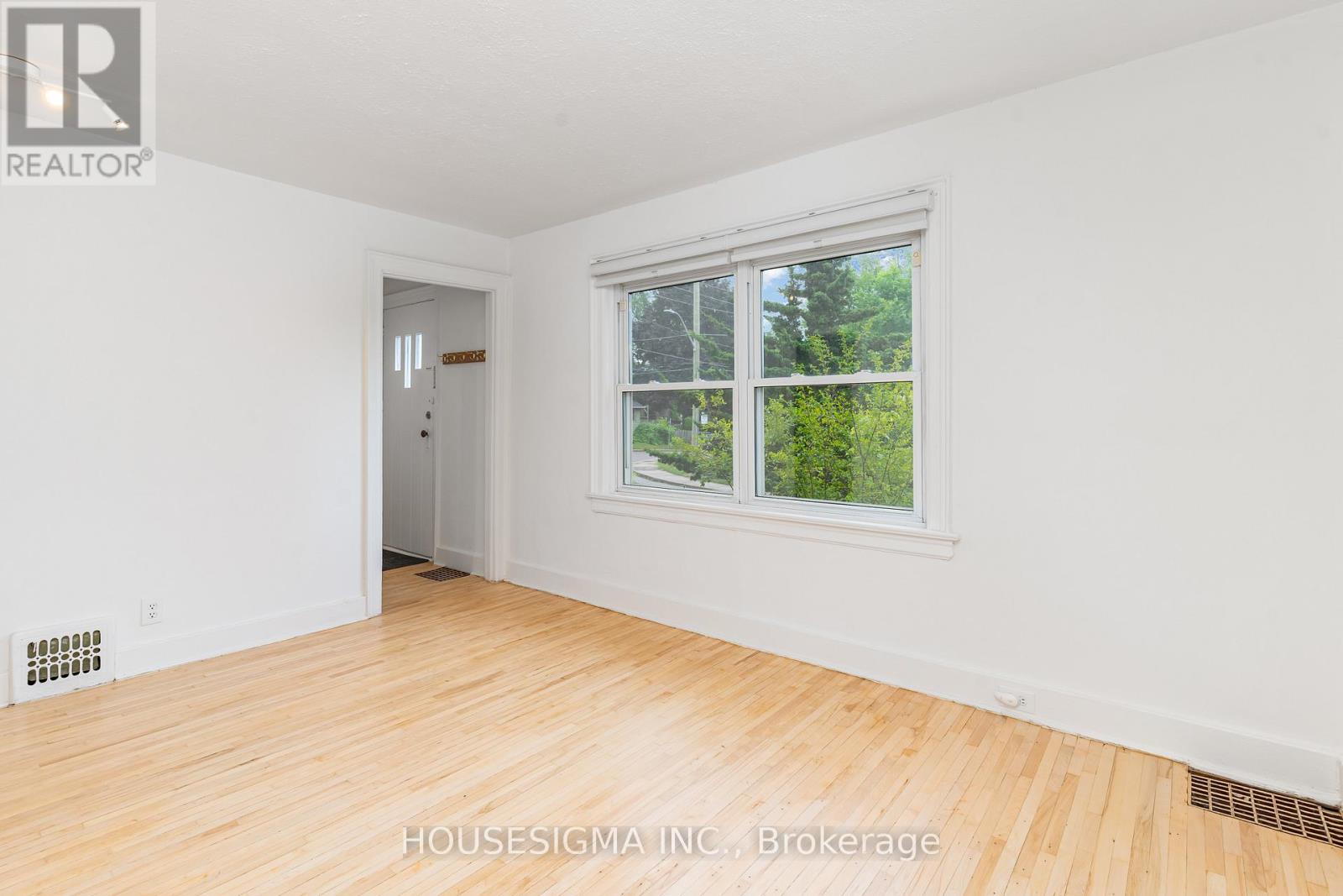 225 Bowman Street, Hamilton, Ontario  L8S 2T9 - Photo 3 - X12823128